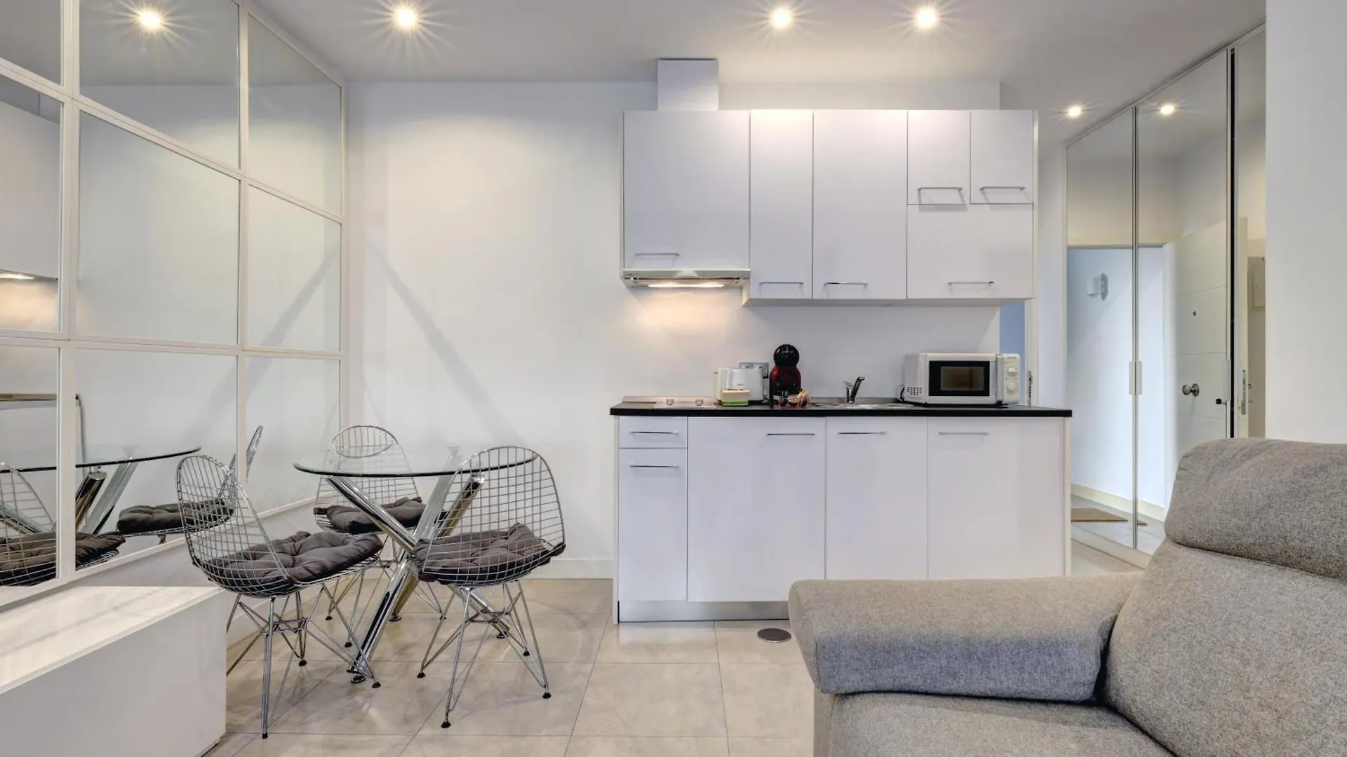 Apartamentos Con Vistas Y Terraza En Marbella