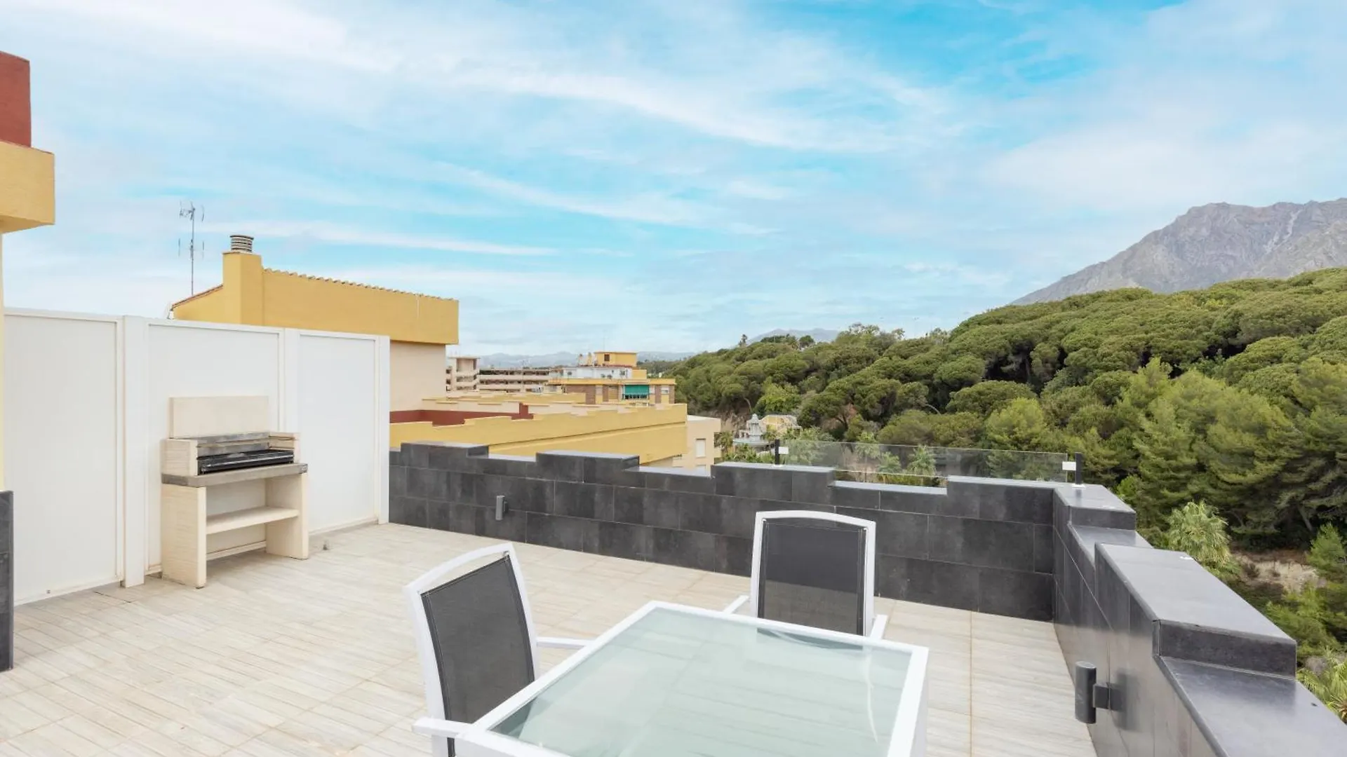 Apartamentos Con Vistas Y Terraza En Marbella