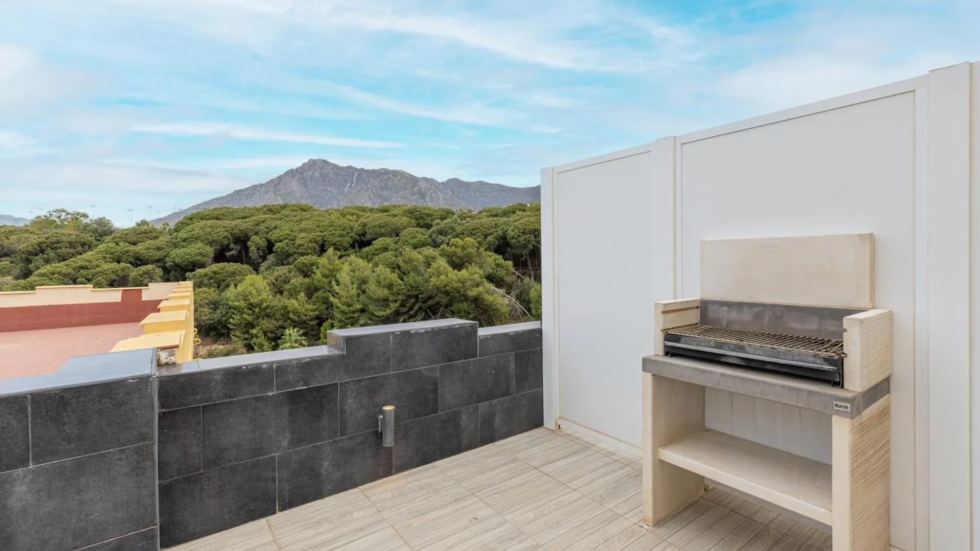 Apartamentos Con Vistas Y Terraza En Marbella Apartment